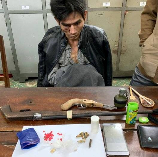 La Văn Tao c&ugrave;ng tang vật tại cơ quan điều tra.