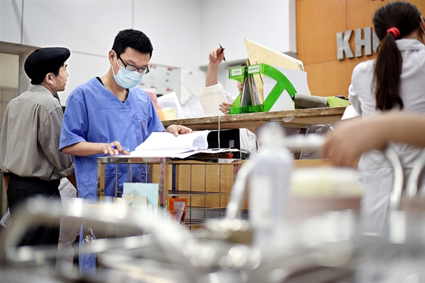 Thầy thuốc - nghề nhiều &aacute;p lực cần sự cảm th&ocirc;ng của mọi người