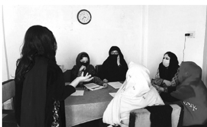 Một nh&oacute;m tư vấn vi&ecirc;n gi&uacute;p đỡ phụ nữ Pakistan về c&aacute;c biện ph&aacute;p tr&aacute;nh thai.