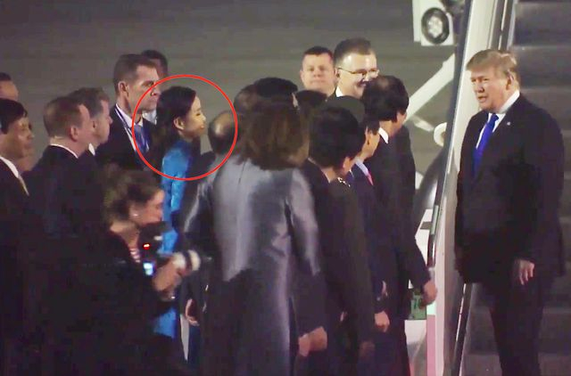 Phương Linh c&oacute; vinh dự được trao nhiệm vụ tặng hoa Tổng thống Mỹ Donald Trump