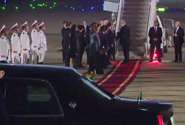 Sau khi Tổng thống Mỹ tr&ograve; chuyện với Bộ trưởng, Chủ nhiệm Văn ph&ograve;ng Ch&iacute;nh phủ Mai Tiến Dũng, Phương Linh bước l&ecirc;n...