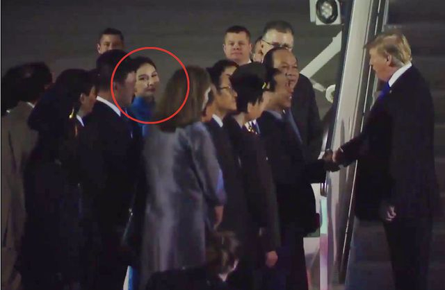 V&agrave; sau đ&oacute; c&ocirc; trở lại ph&iacute;a sau đo&agrave;n.