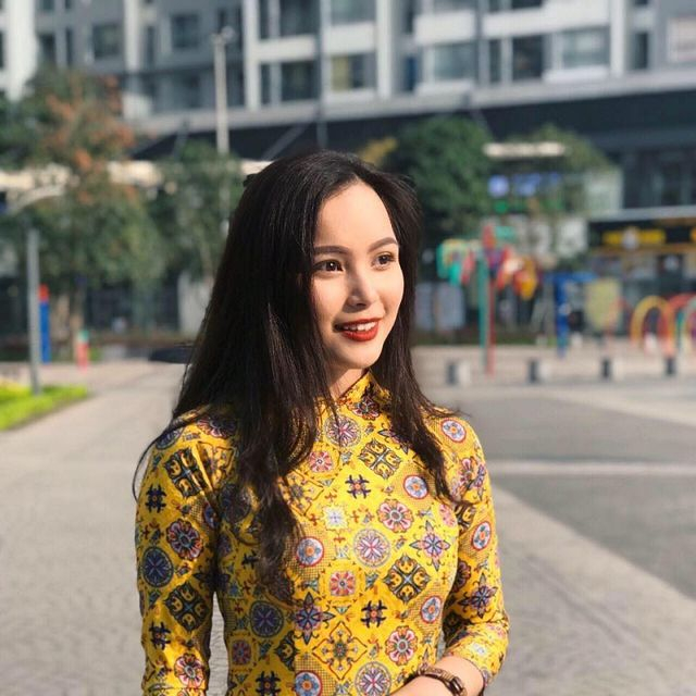 Thiếu nữ c&oacute; vinh dự tặng hoa Tổng thống Trump tối 26/2 l&agrave; ai?