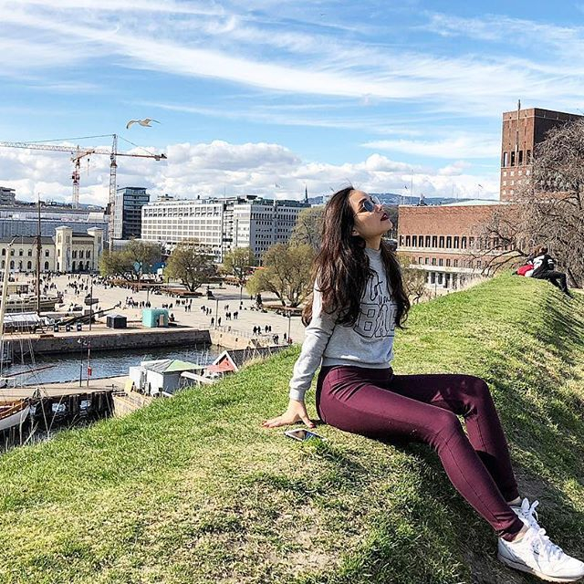 Thiếu nữ c&oacute; vinh dự tặng hoa Tổng thống Trump tối 26/2 l&agrave; ai?