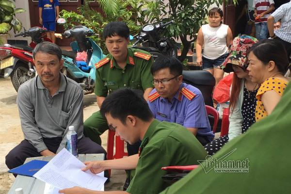 Cơ quan điều tra lấy lời khai nghi can Đinh Viết Sử (ngo&agrave;i c&ugrave;ng b&ecirc;n tr&aacute;i) khi mới xảy ra vụ hỗn chiến