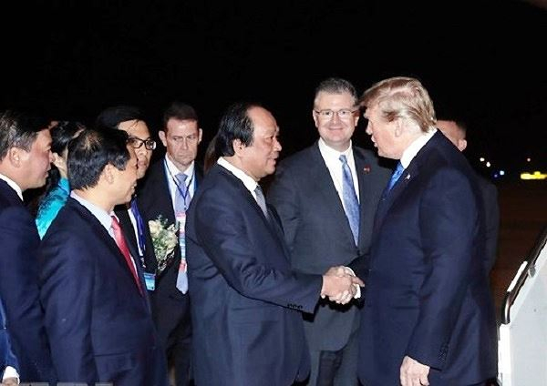 Bộ trưởng Chủ nhiệm Văn ph&ograve;ng Ch&iacute;nh phủ Mai Tiến Dũng đ&oacute;n Tổng thống Donald Trump.