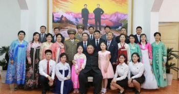 Ông Kim Jong-un đến thăm và chụp ảnh cùng các nhân viên Đại sứ quán tại Hà Nội