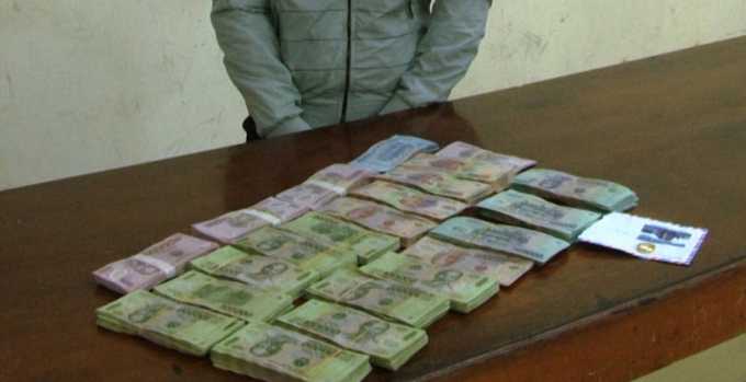 Tang vật thu giữ hơn 300 triệu đồng.