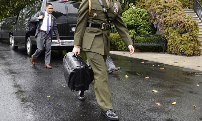 Một sĩ quan trợ l&yacute; mang theo