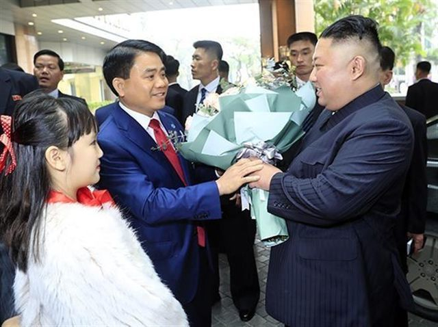 Chủ tịch UBND TP H&agrave; Nội Nguyễn Đức Chung đ&oacute;n Chủ tịch Kim Jong-un v&agrave; đo&agrave;n Triều Ti&ecirc;n tại kh&aacute;ch sạn Melia. (Ảnh: Nhan S&aacute;ng - TTXVN)