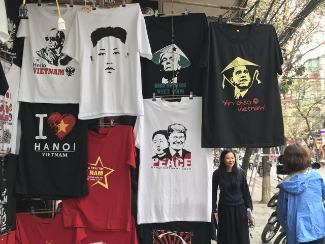 Những chiếc &aacute;o in h&igrave;nh Tổng thống Donald Trump v&agrave; Chủ tịch Kim Jong-un được b&agrave;y b&aacute;n tr&ecirc;n đường phố H&agrave; Nội thu h&uacute;t sự ch&uacute; &yacute; của du kh&aacute;ch quốc tế.