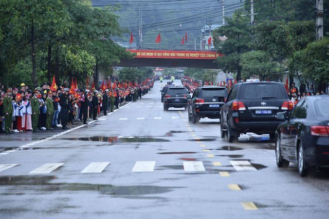 Việt Nam cần quảng b&aacute; giới thiệu đến bạn b&egrave; thế giới l&agrave; điểm đến hấp dẫn, th&acirc;n thiện v&agrave; h&ograve;a b&igrave;nh. Trong ảnh l&agrave; đo&agrave;n xe đưa Chủ tịch Triều Ti&ecirc;n rời ga Đồng Đăng. (Ảnh: Minh Nhật)