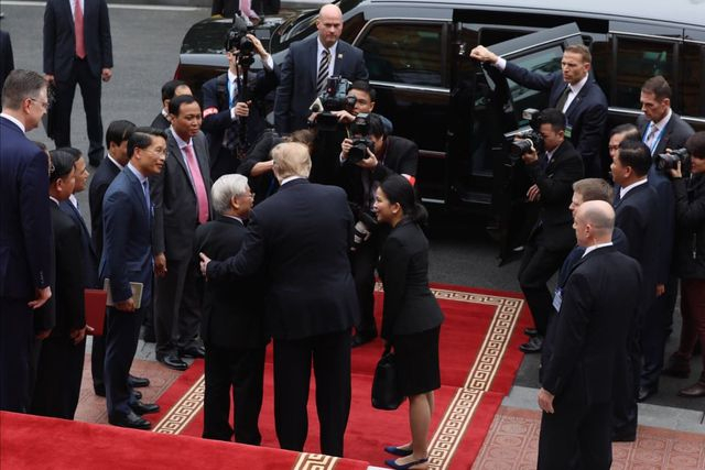 Hai nh&agrave; l&atilde;nh đạo tạm biệt sau buổi hội kiến.