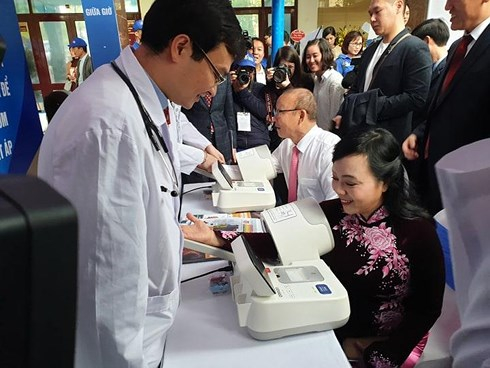 Bộ trưởng Bộ Y tế v&agrave; HLV Park Hang-seo tham gia kiểm tra sức khoẻ tại Lễ ph&aacute;t động Chương tr&igrave;nh Sức khoẻ Việt Nam.