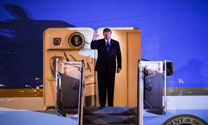 Tổng thống Trump vẫy ch&agrave;o tr&ecirc;n chuy&ecirc;n cơ Kh&ocirc;ng lực Một khi tới s&acirc;n bay Nội B&agrave;i tối 26/2. Ảnh:&nbsp;AFP.