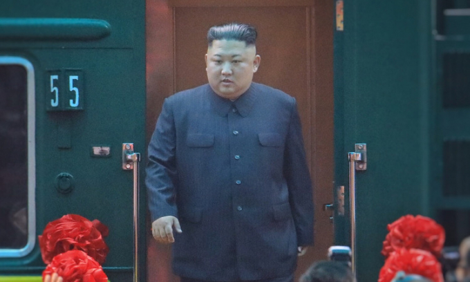 Chủ tịch Triều Ti&ecirc;n rời t&agrave;u hỏa tại ga Đồng Đăng h&ocirc;m 26/2. Ảnh:&nbsp;Hữu Khoa.