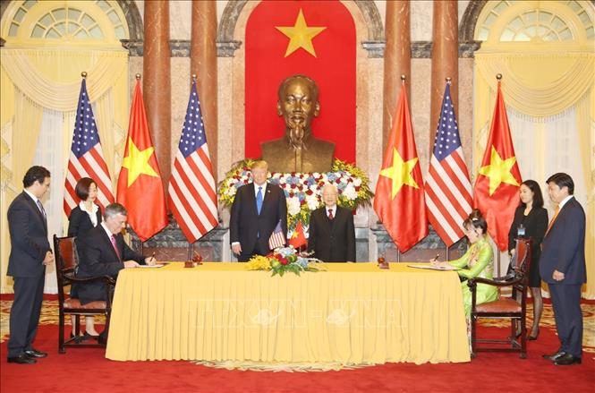 Tổng B&iacute; thư, Chủ tịch nước Nguyễn Ph&uacute; Trọng v&agrave; Tổng thống Mỹ Donald Trump chứng kiến Lễ k&yacute; hợp đồng mua th&ecirc;m m&aacute;y bay Boeing 737 MAX giữa H&atilde;ng h&agrave;ng kh&ocirc;ng Vietjet Air v&agrave; H&atilde;ng sản xuất m&aacute;y bay Boeing. Ảnh: Tr&iacute; Dũng/TTXVN