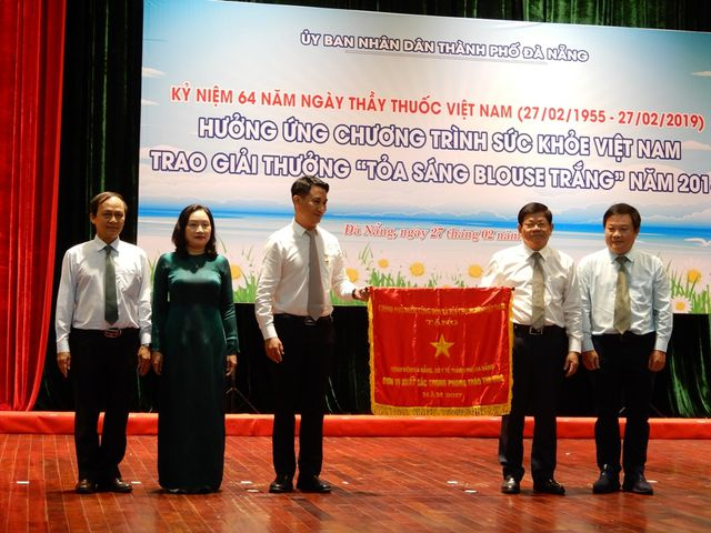 Bệnh viện Đ&agrave; Nẵng nhận cờ thi đua của Thủ tướng Ch&iacute;nh phủ