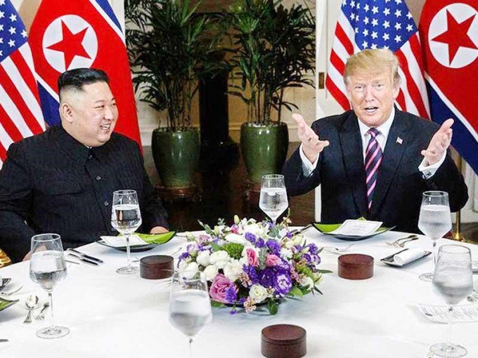 Tổng thống Donald Trump&nbsp;v&agrave;&nbsp;Chủ tịch Triều Ti&ecirc;n Kim Jong-un&nbsp;đ&atilde; c&oacute; bữa ăn tối th&acirc;n thiện v&agrave;o tối ng&agrave;y 27-2, ở kh&aacute;ch sạn Sofitel Legend Metropole (H&agrave; Nội). Ảnh: CNN.
