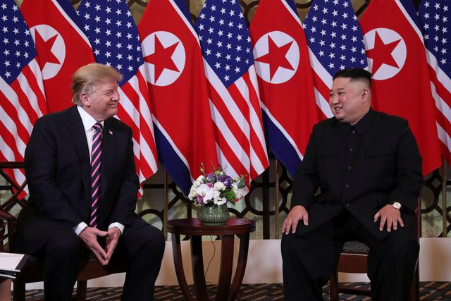 Tối 27/2, Tổng thống Mỹ Donald Trump v&agrave; Chủ tịch Kim Jong-un đ&atilde; c&oacute; cuộc gặp gỡ đầu ti&ecirc;n tại H&agrave; Nội.