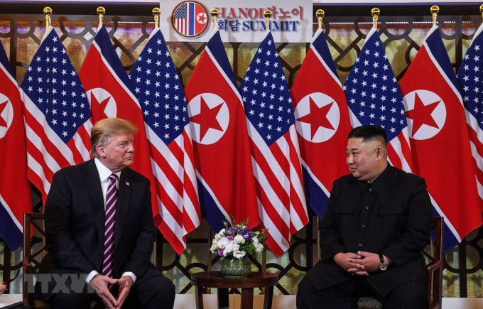 Tổng thống Mỹ Donald Trump (tr&aacute;i) v&agrave; Chủ tịch Triều Ti&ecirc;n Kim Jong-un trong cuộc gặp đầu ti&ecirc;n tại Hội nghị thượng đỉnh Mỹ-Triều lần thứ hai tại H&agrave; Nội ng&agrave;y 27/2/2019. (Ảnh: AFP/TTXVN)