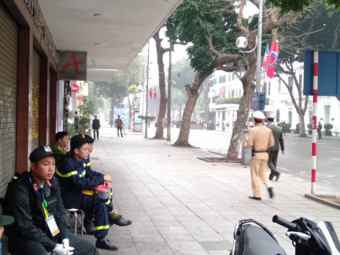 Lực lượng an ninh bắt đầu siết chặt ở Metropole v&agrave;o l&uacute;c 7h30 s&aacute;ng ng&agrave;y 28/2. Đ&acirc;y l&agrave; một trong 3 kh&aacute;ch sạn