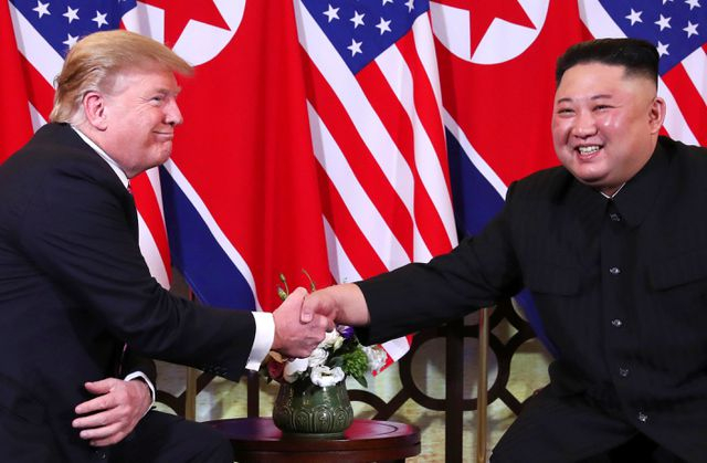 Bữa tối kết th&uacute;c, Tổng thống Mỹ Donald Trump v&agrave; Chủ tịch Triều Ti&ecirc;n Kim Jong-un trở về kh&aacute;ch sạn