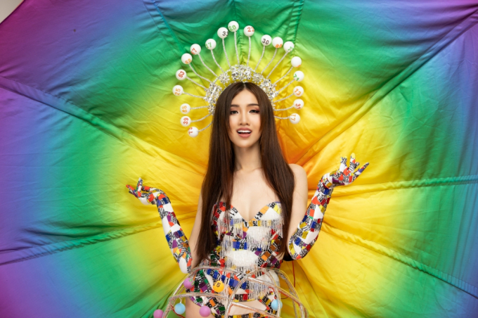 Đưa cả &ldquo;g&aacute;nh L&ocirc; t&ocirc;&rdquo; l&ecirc;n s&acirc;n khấu, Đỗ Nhật H&agrave; g&acirc;y bất ngờ tại Miss International Queen 2019