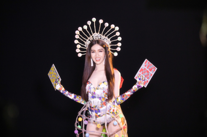 Đưa cả &ldquo;g&aacute;nh L&ocirc; t&ocirc;&rdquo; l&ecirc;n s&acirc;n khấu, Đỗ Nhật H&agrave; g&acirc;y bất ngờ tại Miss International Queen 2019