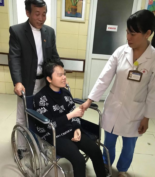 B&aacute;c Dũng, bố chồng của H. lu&ocirc;n coi H. như con g&aacute;i, đ&atilde; c&ugrave;ng gia đ&igrave;nh chồng chăm s&oacute;c, quyết kh&ocirc;ng từ bỏ một hi vọng.&nbsp;