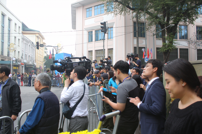 Rất nhiều ph&oacute;ng vi&ecirc;n trong nước v&agrave; ngo&agrave;i nước c&oacute; mặt tại gần kh&aacute;ch sạn&nbsp;Sofitel Legend Metropole Hanoi để đưa tin về sự kiện.