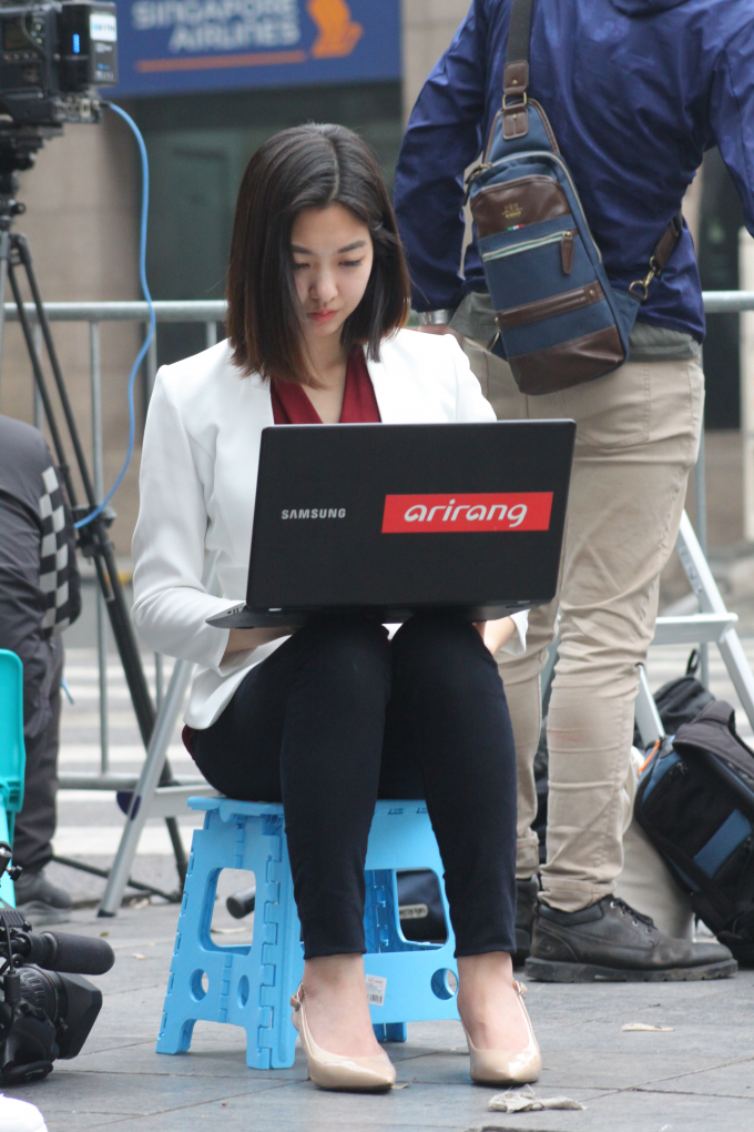 Nữ ph&oacute;ng vi&ecirc;n Park Hee-jun (t&ecirc;n tiếng Anh l&agrave; Christine), l&agrave;m việc cho k&ecirc;nh truyền h&igrave;nh Arirang, H&agrave;n Quốc. C&ocirc; đến H&agrave; Nội để đưa tin về hội nghị thượng đỉnh Mỹ - Triều Ti&ecirc;n.