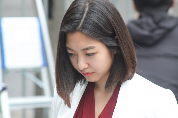 Cận cảnh nữ ph&oacute;ng vi&ecirc;n H&agrave;n Quốc xinh đẹp t&aacute;c nghiệp tr&ecirc;n vỉa h&egrave; H&agrave; Nội