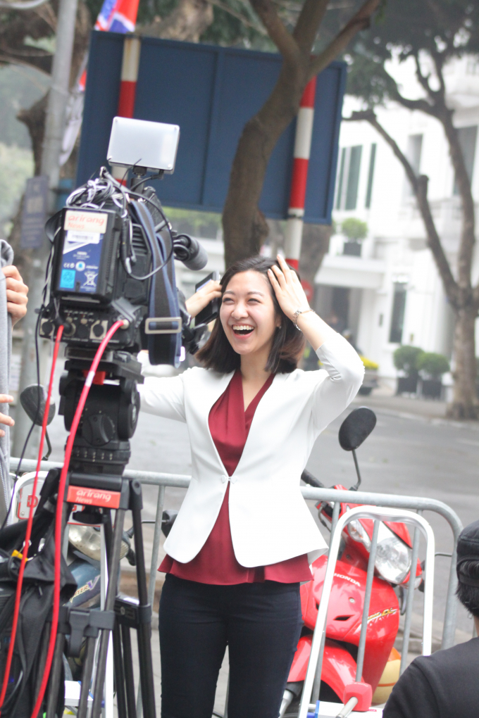 Ph&oacute;ng vi&ecirc;n nữ c&oacute; nụ cười