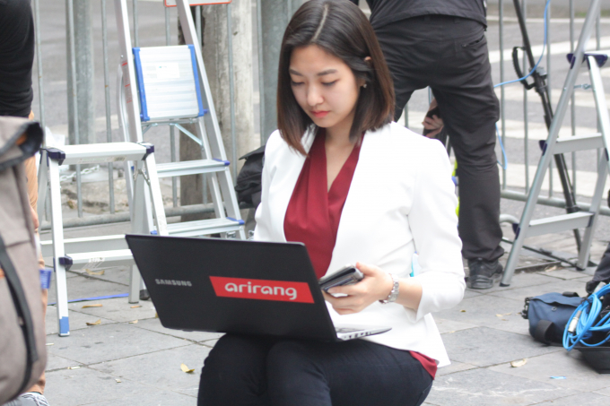 Cận cảnh nữ ph&oacute;ng vi&ecirc;n H&agrave;n Quốc xinh đẹp t&aacute;c nghiệp tr&ecirc;n vỉa h&egrave; H&agrave; Nội