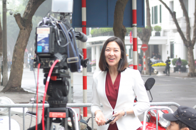 Cận cảnh nữ ph&oacute;ng vi&ecirc;n H&agrave;n Quốc xinh đẹp t&aacute;c nghiệp tr&ecirc;n vỉa h&egrave; H&agrave; Nội