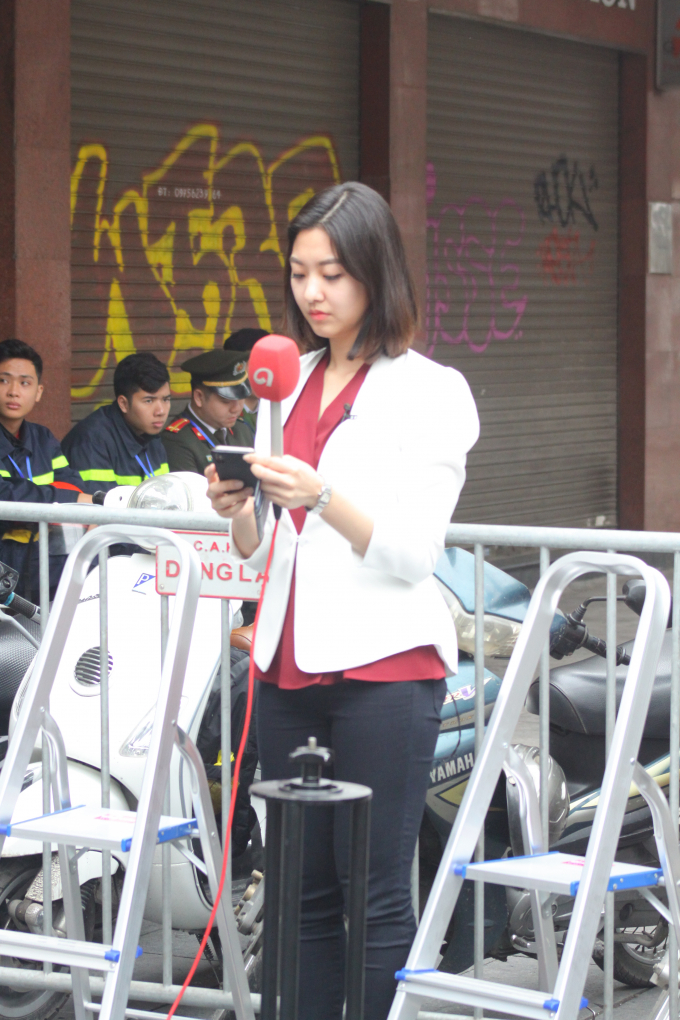 Tốt nghiệp ng&agrave;nh Truyền th&ocirc;ng, ĐH Chung-Ang, Hee-jun hiện l&agrave; gương mặt đầy triển vọng của k&ecirc;nh&nbsp;Arirang. C&ocirc; đang l&agrave; MC của&nbsp;A Road to Peace&nbsp;- chương tr&igrave;nh tiếng Anh chuy&ecirc;n b&agrave;n về c&aacute;c vấn đề ch&iacute;nh trị, văn h&oacute;a, x&atilde; hội Triều Ti&ecirc;n. Nữ ph&oacute;ng vi&ecirc;n từng l&agrave;m việc tại k&ecirc;nh truyền h&igrave;nh&nbsp;KBS, c&oacute; kinh nghiệm t&aacute;c nghiệp trong lĩnh vực an ninh, đối ngoại&hellip;&nbsp;