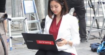 Cận cảnh nữ phóng viên Hàn Quốc xinh đẹp tác nghiệp trên vỉa hè Hà Nội