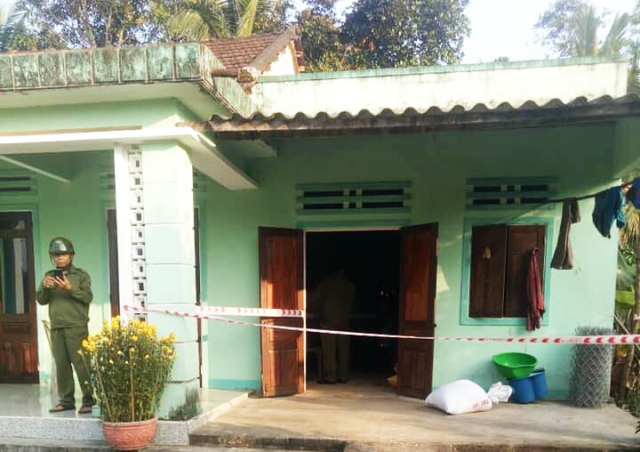 C&ocirc;ng an phong toả hiện trường điều tra l&agrave;m r&otilde; vụ việc (Ảnh: M.X.H).