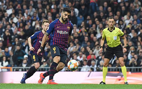 Suarez c&oacute; 1 ng&agrave;y thi đấu ch&oacute;i s&aacute;ng đưa Bacrce v&agrave;o chung kết c&uacute;p nh&agrave; vua.