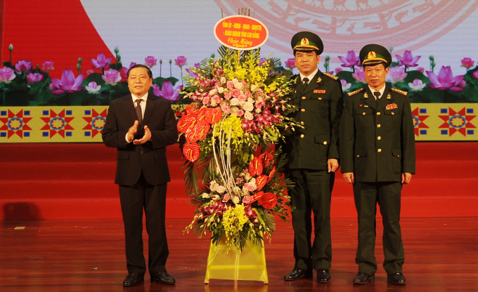 B&iacute; thư Tỉnh ủy Cao Bằng Lại Xu&acirc;n M&ocirc;n tặng hoa ch&uacute;c mừng lực lượng Bộ đội Bi&ecirc;n ph&ograve;ng Cao Bằng.