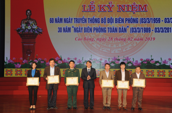 UBND tỉnh Cao Bằng tặng cờ thi đua cho tập thể, c&aacute; nh&acirc;n c&oacute; th&agrave;nh t&iacute;ch xuất sắc.