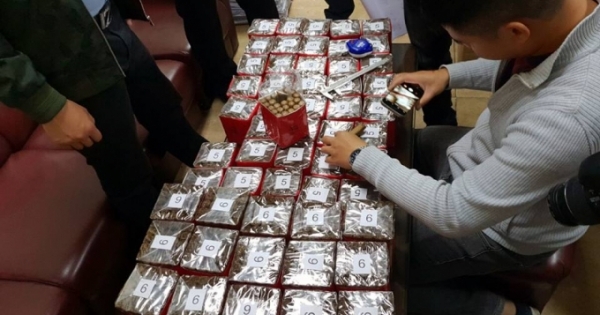 Tạm giữ số lượng xì gà "khủng" vận chuyển qua đường hàng không