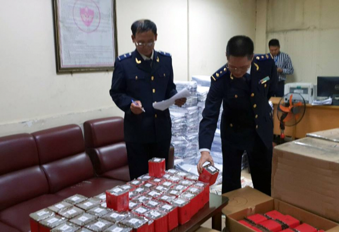 Lực lượng chức năng tiến h&agrave;nh kiểm tra.