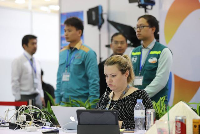 C&aacute;c chuy&ecirc;n vi&ecirc;n kỹ thuật của Viettel lu&ocirc;n t&uacute;c trực 24/24 tại hội nghị để xử l&yacute; bất kỳ y&ecirc;u cầu n&agrave;o của c&aacute;c vị kh&aacute;ch trong v&agrave; ngo&agrave;i nước trong Trung t&acirc;m b&aacute;o ch&iacute;.