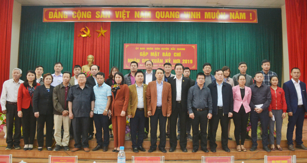 L&atilde;nh đạo huyện chụp ảnh c&ugrave;ng c&aacute;c ph&oacute;ng vi&ecirc;n l&agrave;m b&aacute;o tr&ecirc;n địa b&agrave;n tỉnh H&agrave; Giang.