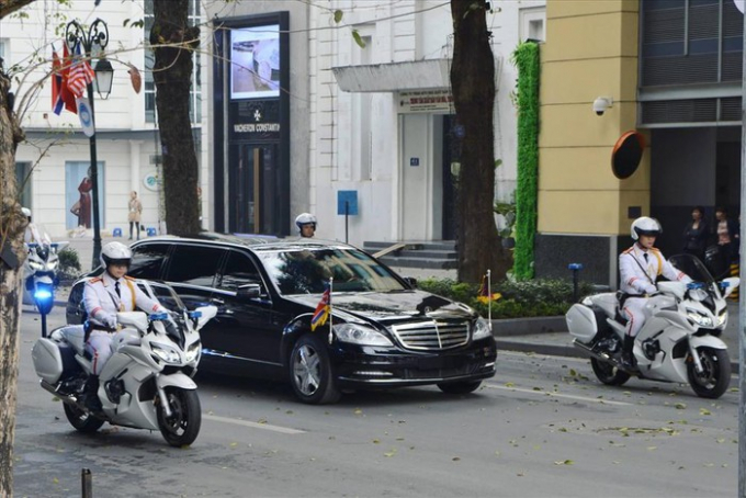 Xe chở Chủ tịch Kim Jong-un rời kh&aacute;ch sạn Metropole sau khi bữa trưa bị hủy bỏ v&agrave; cũng kh&ocirc;ng c&oacute; một thỏa thuận cụ thể n&agrave;o được đưa ra. Ảnh: Thanh Huế.