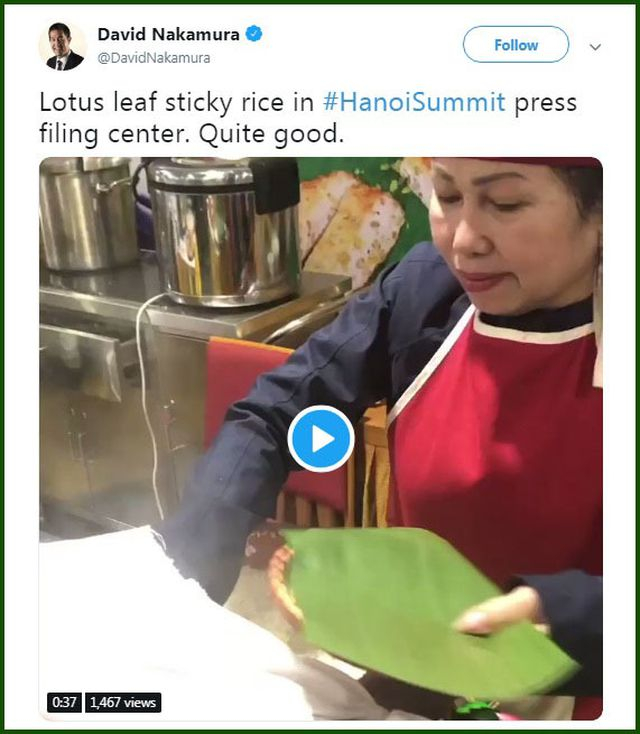 &Ocirc;ng Nakamura đăng tải lại clip được phục vụ m&oacute;n x&ocirc;i l&aacute; sen tại khu vực chi&ecirc;u đ&atilde;i ẩm thực d&agrave;nh cho c&aacute;c ph&oacute;ng vi&ecirc;n quốc tế b&ecirc;n lề hội nghị thượng đỉnh lần n&agrave;y.