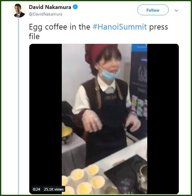 Ph&oacute;ng vi&ecirc;n David Nakamura thưởng thức c&agrave; ph&ecirc; trứng