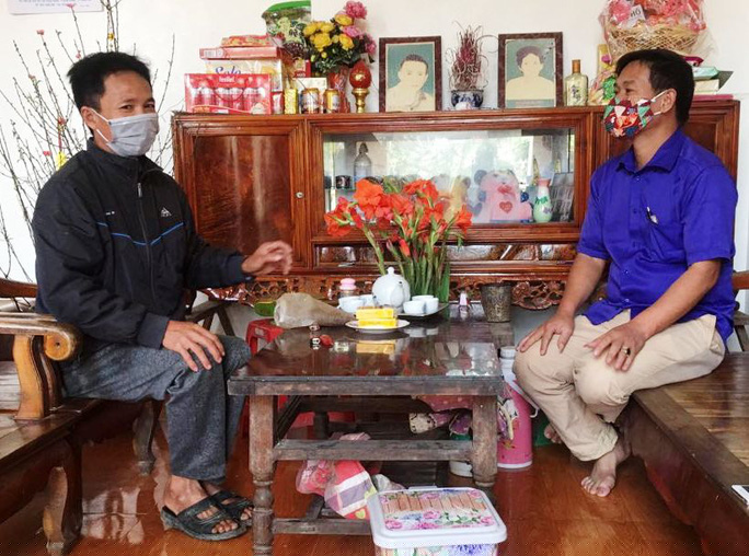 Ông Nguyễn Văn L. (trái) chia sẻ thông tin về con gái mình